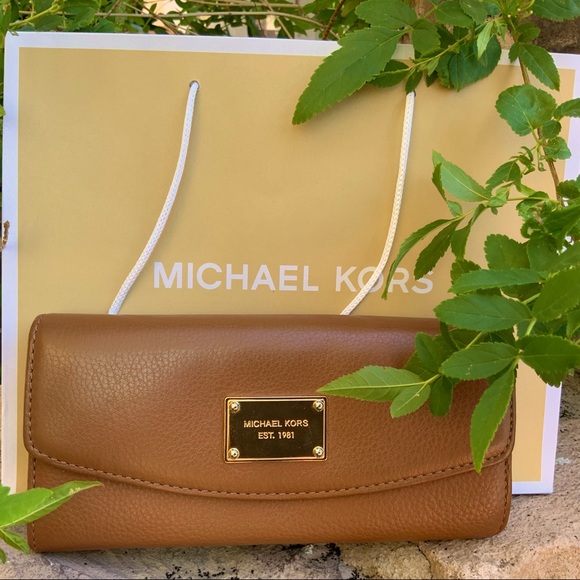 Michael Kors Handbags - Michael Kors Caramel brown Leather Wallet